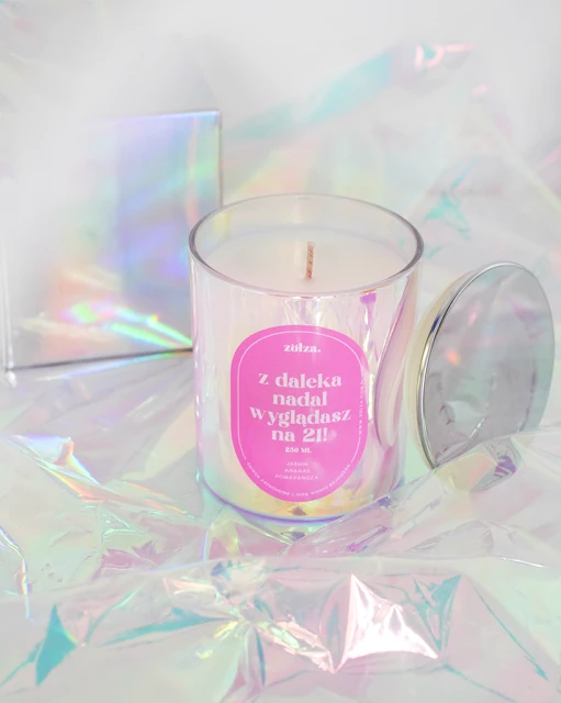 Z daleka nadal wyglądasz na 21 - urodzinowa świeca sojowa (240 ml) 